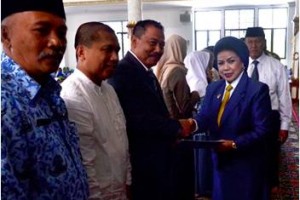 Bupati Kuningan meneyrahkan penghargaan zakat kepada muzakki
